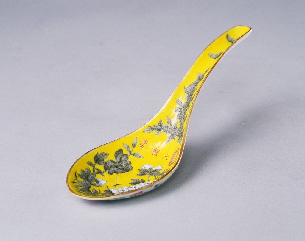 图片[1]-Yellow ground ink colored butterfly pattern spoon-China Archive